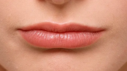 女人右嘴角有痣代表什么意思 右边嘴角长有痣的女人面相好吗